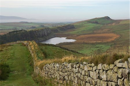 Westwärts bis Crag Lough und Windschutzscheiben Crag, Hadrianswall, UNESCO World Heritage Site, Northumbria Nationalpark, Northumberland, England, Vereinigtes Königreich, Europa Stockbilder - Lizenzpflichtiges, Bildnummer: 841-05960809