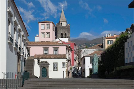 funchal - An old square with the tower of the 17th century Se Cathedral, Funchal, Madeira, Portugal, Atlantic, Europe Foto de stock - Con derechos protegidos, Código: 841-05960828
