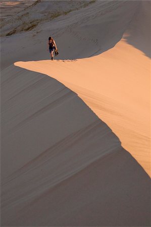 dunes kelso - Femme qui marche à travers les Dunes Kelso, désert de Mojave National Reserve, California, États-Unis d'Amérique, l'Amérique du Nord Photographie de stock - Rights-Managed, Code: 841-05960901