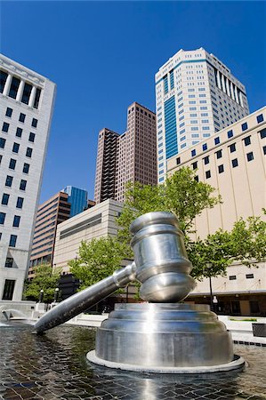 Gavel sculpture outside the Ohio Judicial Center, Columbus, Ohio, United States of America, North America Foto de stock - Con derechos protegidos, Código: 841-05961556