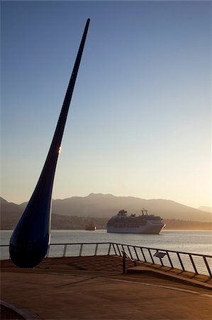 La sculpture de goutte de pluie et de la croisière bateau tôt le matin clair, front de mer près du Centre de Convention et de la Canada Place, Vancouver, Colombie-Britannique, Canada, Amérique du Nord Photographie de stock - Rights-Managed, Code: 841-05961716