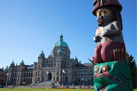 Mât totémique et le bâtiment du Parlement, Victoria, île de Vancouver, en Colombie-Britannique, Canada, en Amérique du Nord Photographie de stock - Rights-Managed, Code: 841-05961736