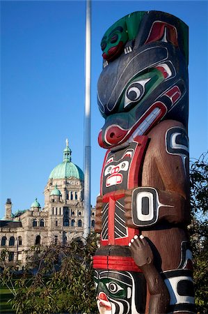 raffiniert - Totempfahl und Parlamentsgebäude, Victoria, Vancouver Island, British Columbia, Kanada, Nordamerika Stockbilder - Lizenzpflichtiges, Bildnummer: 841-05961731