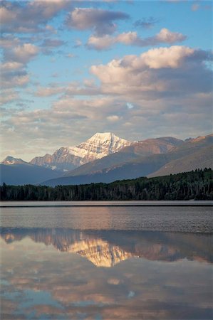 Mount Edith Cavell reflected in Pyramid Lake, early morning light, Jasper National Park, UNESCO World Heritage Site, British Columbia, Rocky Mountains, Canada, North America Foto de stock - Con derechos protegidos, Código: 841-05961765