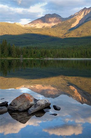 Reflet parfait, tôt le matin clair au lac Pyramid, Parc National Jasper, patrimoine mondial de l'UNESCO, en Colombie-Britannique, montagnes Rocheuses, Canada, Amérique du Nord Photographie de stock - Rights-Managed, Code: 841-05961763