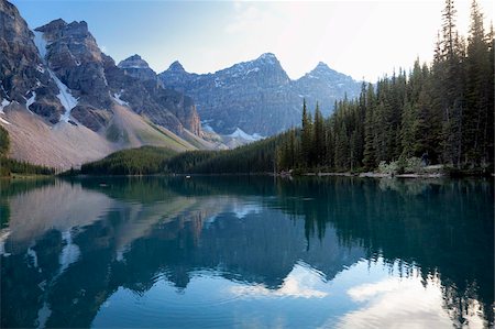 Reflections in Moraine Lake, Banff National Park, UNESCO World Heritage Site, Alberta, Rocky Mountains, Canada, North America Foto de stock - Con derechos protegidos, Código: 841-05961788