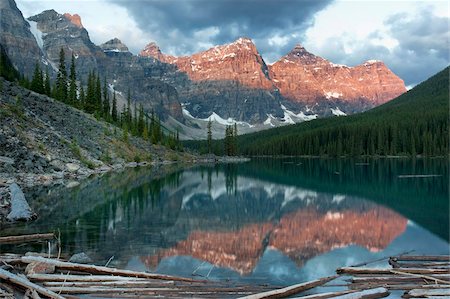 Réflexions de tôt le matin en Moraine Lake, Banff National Park, patrimoine mondial de l'UNESCO, Alberta, Rocky Mountains, Canada, Amérique du Nord Photographie de stock - Rights-Managed, Code: 841-05961798