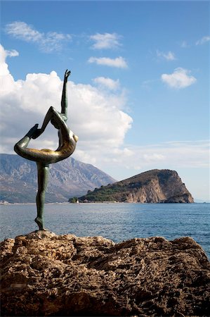 Statue von nackten tanzenden Mädchen auf einem Felsen nahe der Adria mit Sveti Nikola Island im Hintergrund, Budva, Montenegro, Europa Stockbilder - Lizenzpflichtiges, Bildnummer: 841-05961817