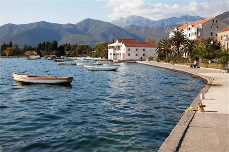 simsearch:841-06342880,k - Am Wasser gelegen, nahe der neu entwickelten Marina in Porto Montenegro mit Bergen hinter, Montenegro, Europa Stockbilder - Lizenzpflichtiges, Bildnummer: 841-05961827