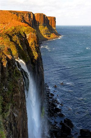 Waterfall at Kilt Rock, famous basaltic cliff near Staffin, Isle of Skye, Inner Hebrides, Scotland, United Kingdom, Europe Foto de stock - Con derechos protegidos, Código: 841-05961886