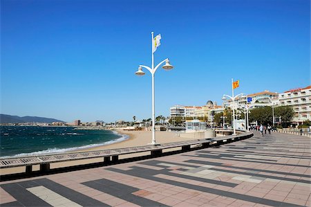 simsearch:6119-09054139,k - Plage Beaurivage (beach), viewed from General De Gaulle Boulevard, St. Raphael, Provence, Cote d'Azur, France, Mediterranean, Europe Stock Photo - Rights-Managed, Code: 841-05961917