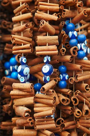 Cinnamon sticks and evil eye souvenirs, Istanbul, Turkey, Europe Fotografie stock - Rights-Managed, Codice: 841-05961969