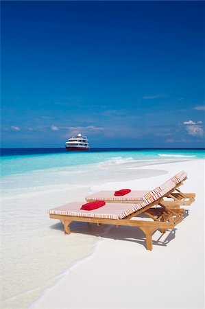 Lounge chairs on beach and yacht, Maldives, Indian Ocean, Asia Foto de stock - Con derechos protegidos, Código: 841-05961963