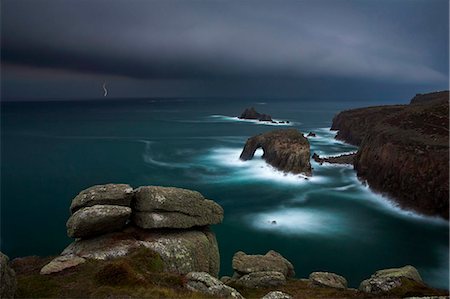 simsearch:841-05960878,k - Une violente tempête s'approche le promontoire au bout du monde, Cornwall, Angleterre, Royaume-Uni, Europe Photographie de stock - Rights-Managed, Code: 841-05962110