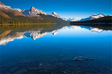 parque nacional de jasper - A perfectly still Maligne Lake, Jasper National Park, UNESCO World Heritage Site, Alberta, Canada, North America Foto de stock - Con derechos protegidos, Código: 841-05962126