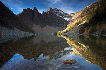 simsearch:6119-08062265,k - Peu profondes captures de lac Agnes le reflet parfait de la montagne a sonné, Parc National Banff, patrimoine mondial de l'UNESCO, Alberta, Rocky Mountains, Canada, Amérique du Nord Photographie de stock - Rights-Managed, Code: 841-05962132