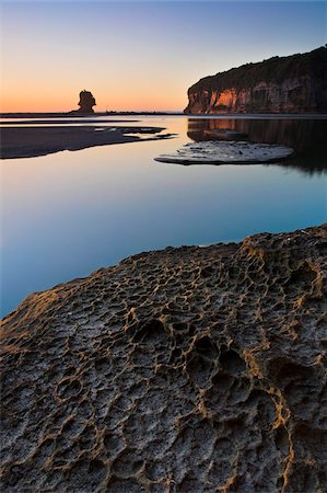 parque nacional paparoa - Sandstone formations on a beach in the Paparoa National Park, West Coast, South Island, New Zealand, Pacific Foto de stock - Con derechos protegidos, Código: 841-05962213