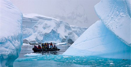 expedición - Eco tourists cruise around an Iceberg graveyard in Zodiac boats, Hidden Bay, Antarctica, Polar Regions Foto de stock - Con derechos protegidos, Código: 841-05962338