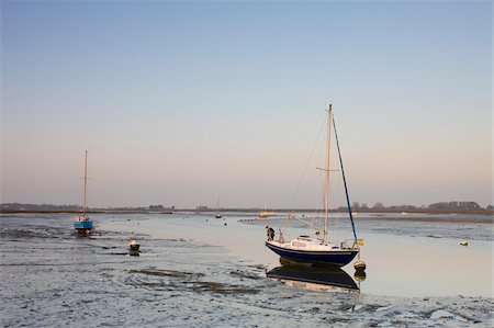 Yachts stranded in the Chichester harbour mud flats at low tide, Bosham, West Sussex, England, United Kingdom, Europe Foto de stock - Con derechos protegidos, Código: 841-05962423