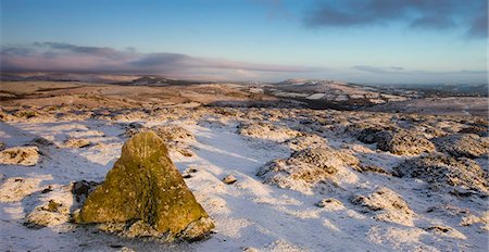 simsearch:841-05962441,k - Early morning sunshine lights up the snow covered winter landscape near Haytor Rocks in Dartmoor National Park, Devon, England, United Kingdom, Europe Foto de stock - Con derechos protegidos, Código: 841-05962436