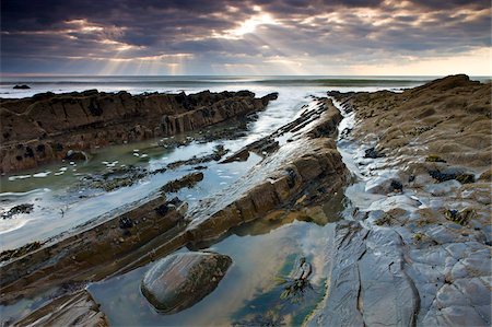 Entaille et des corniches sous un ciel nuageux, Sandymouth Beach, Cornwall, Angleterre, Royaume-Uni, Europe Photographie de stock - Rights-Managed, Code: 841-05962456