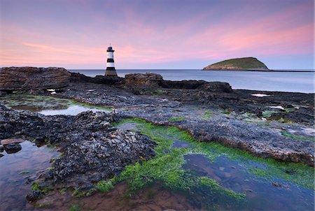 Abenddämmerung über Penmon Point Lighthouse und Puffin Island, Isle of Anglesey, Wales, Vereinigtes Königreich, Europa Stockbilder - Lizenzpflichtiges, Bildnummer: 841-05962616
