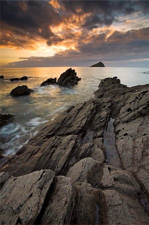 simsearch:841-06342141,k - Coucher de soleil sur les saillies rocheuses à Wembury Bay vers le grand Mewstone, Devon, Angleterre, Royaume-Uni, Europe Photographie de stock - Rights-Managed, Code: 841-05962645