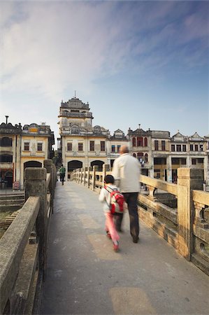 People crossing bridge in front of colonial architecture, Chikanzhen, Guangdong, Guangdong, China, Asia Foto de stock - Con derechos protegidos, Código: 841-05962696