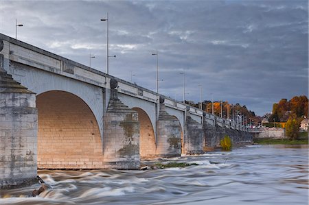 Le fleuve de la Loire et Le Pont Wilson, Tours, France, Europe Photographie de stock - Rights-Managed, Code: 841-06034267