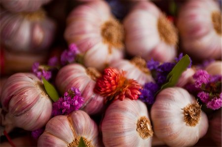 Garlic on sale at a market in soft focus Tours, Indre-et-Loire, Centre, France, Europe Fotografie stock - Rights-Managed, Codice: 841-06034269