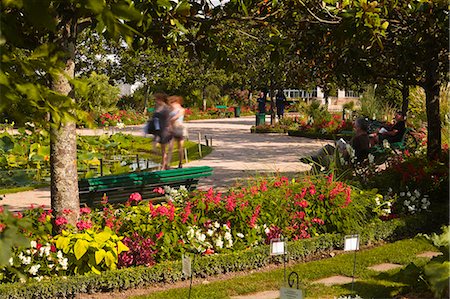 simsearch:841-03055646,k - People walking through the Jardins Botanique (Botanical Gardens), Tours, Indre et Loire, Centre, France, Europe Stock Photo - Rights-Managed, Code: 841-06034289