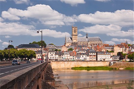 La cathédrale de Saint-Cyr-et-Sainte-Julitte de Nevers à travers le fleuve Loire, Nevers, Burgundy, France, Europe Photographie de stock - Rights-Managed, Code: 841-06034383