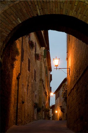 simsearch:841-02920817,k - An early morning view through a stone arch in the hilltop town of Pienza, Val d'Orcia, UNESCO World Heritage Site, Tuscany, Italy, Europe Foto de stock - Con derechos protegidos, Código: 841-06030314