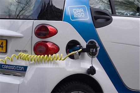 simsearch:700-07498125,k - Charging an electric car, Amsterdam, Netherlands, Europe Stock Photo - Rights-Managed, Code: 841-06030741