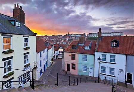 Whitby town houses at sunset from the Abbey steps, Whitby, North Yorkshire, Yorkshire, England, United Kingdom, Europe Foto de stock - Con derechos protegidos, Código: 841-06030757