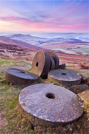 Stanage Edge wheelstones (millstones) and frosty winter moorland sunrise, Peak District National Park, Derbyshire, England, United Kingdom, Europe Foto de stock - Con derechos protegidos, Código: 841-06030760