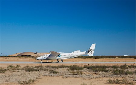 simsearch:841-06445932,k - Virgin Galactic's White Knight 2 with Spaceship 2 on the runway at the Virgin Galactic Gateway spaceport, Upham, New Mexico, United States of America, North America Foto de stock - Con derechos protegidos, Código: 841-06030776