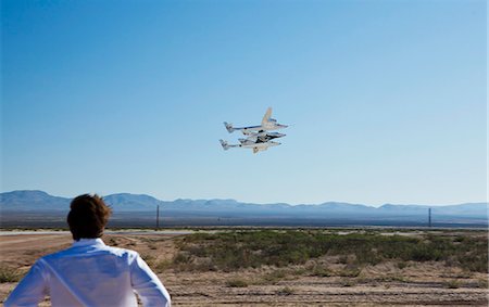 simsearch:841-06445932,k - Virgin Galactic's White Knight 2 with Spaceship 2 above the runway at the Virgin Galactic Gateway spaceport, Upham, New Mexico, United States of America, North America Foto de stock - Con derechos protegidos, Código: 841-06030777