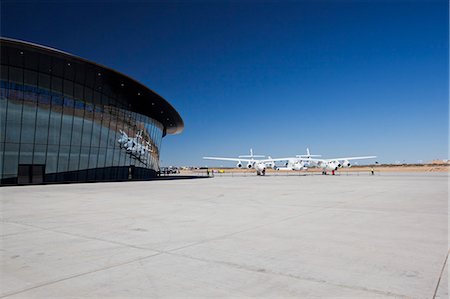 simsearch:841-06445932,k - Virgin Galactic's White Knight 2 with Spaceship 2 on the runway at the Virgin Galactic Gateway spaceport, Upham, New Mexico, United States of America, North America Foto de stock - Con derechos protegidos, Código: 841-06030779