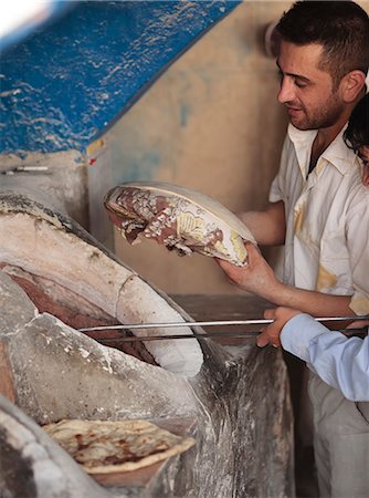 Boulangers faisant le pain plat traditionnel, Souleimaniyeh, Irak, Moyen-Orient Photographie de stock - Rights-Managed, Code: 841-06030792
