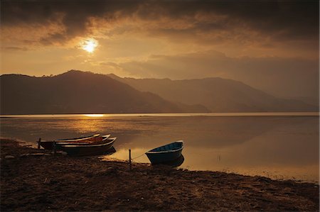 simsearch:841-06033280,k - Local fishing boats on Phewa Lake at sunset, Gandak, Nepal, Asia Foto de stock - Direito Controlado, Número: 841-06030808