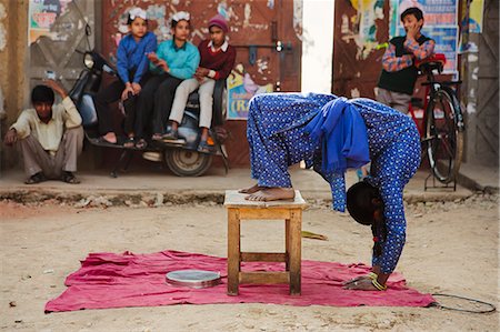 Artiste de rue de contorsionniste professionnel faisant des tours d'yoga sur le bord de route, Pinjore, Punjab, Inde, Asie Photographie de stock - Rights-Managed, Code: 841-06030862