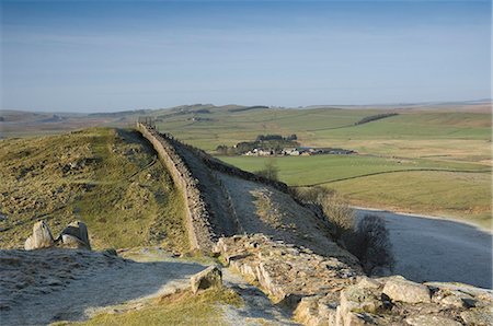 Cawfield ferme de Thorney portes Cawfields Crags vue Ouest, rochers de Walltown à l'horizon, mur d'Hadrien, patrimoine mondial de l'UNESCO, Parc National de Northumbrie, Northumbria, Angleterre, Royaume-Uni, Europe Photographie de stock - Rights-Managed, Code: 841-06030919