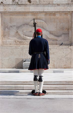 Greek National Guard soldier (Evones) guarding the Tomb of the Unknown Soldier outside the Vouli Parliament building, Athens, Greece, Europe Foto de stock - Con derechos protegidos, Código: 841-06031205