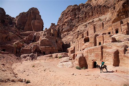 Child riding a donkey in front of cave dwellings in Petra, UNESCO World Heritage Site, Jordan, Middle East Foto de stock - Con derechos protegidos, Código: 841-06031234