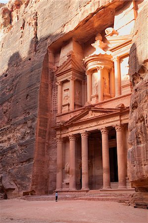 Tourist looking up at the facade of the Treasury (Al Khazneh) carved into the red rock at Petra, UNESCO World Heritage Site, Jordan, Middle East Foto de stock - Direito Controlado, Número: 841-06031232