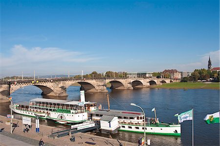 River boat on the Elbe River at the Augustus Bridge (Augustusbrucke), Dresden, Saxony, Germany, Europe Foto de stock - Con derechos protegidos, Código: 841-06031433