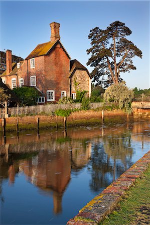 The 16th century Mill House beside Beaulieu River, New Forest, Hampshire, England, United Kingdom, Europe Foto de stock - Con derechos protegidos, Código: 841-06031514