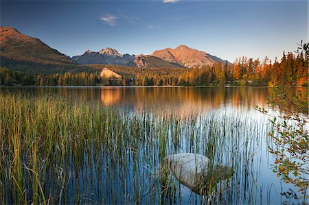 rocheux - Strbske Pleso lac dans le montagnes Tatras, Slovaquie, Europe Photographie de stock - Rights-Managed, Code: 841-06031534