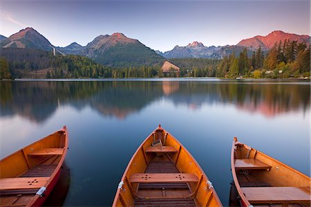 simsearch:841-05959846,k - Bateaux à rames et montagnes sous un ciel de crépuscule en automne, Strbske Pleso Lake dans le Hautes Tatras, Slovaquie, Europe Photographie de stock - Rights-Managed, Code: 841-06031536